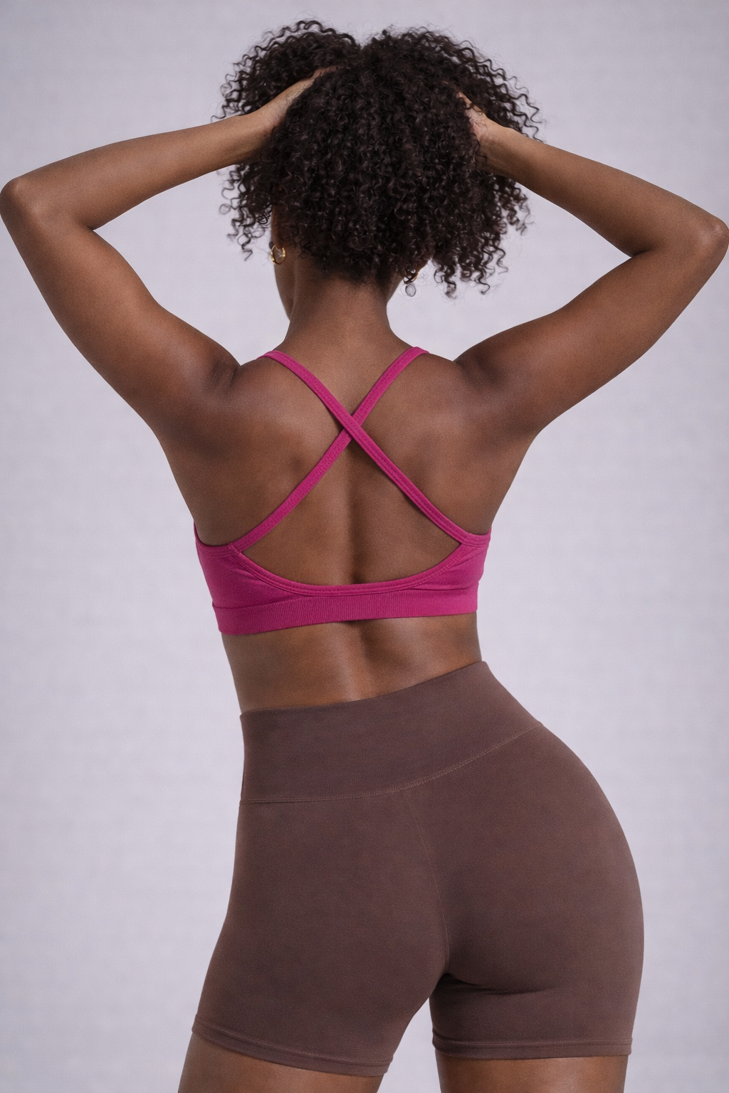 Alliez confort, maintien et style avec ce soutien-gorge de sport seamless, pensé pour accompagner tous vos mouvements.
Son dos croisé élégant met en valeur la silhouette tout en assurant un excellent maintien, idéal pour le sport comme pour le quotidien.