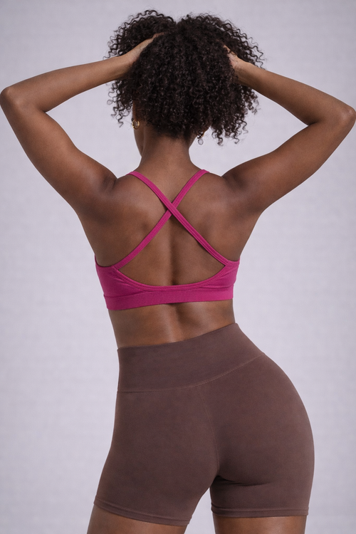 Alliez confort, maintien et style avec ce soutien-gorge de sport seamless, pensé pour accompagner tous vos mouvements.
Son dos croisé élégant met en valeur la silhouette tout en assurant un excellent maintien, idéal pour le sport comme pour le quotidien.