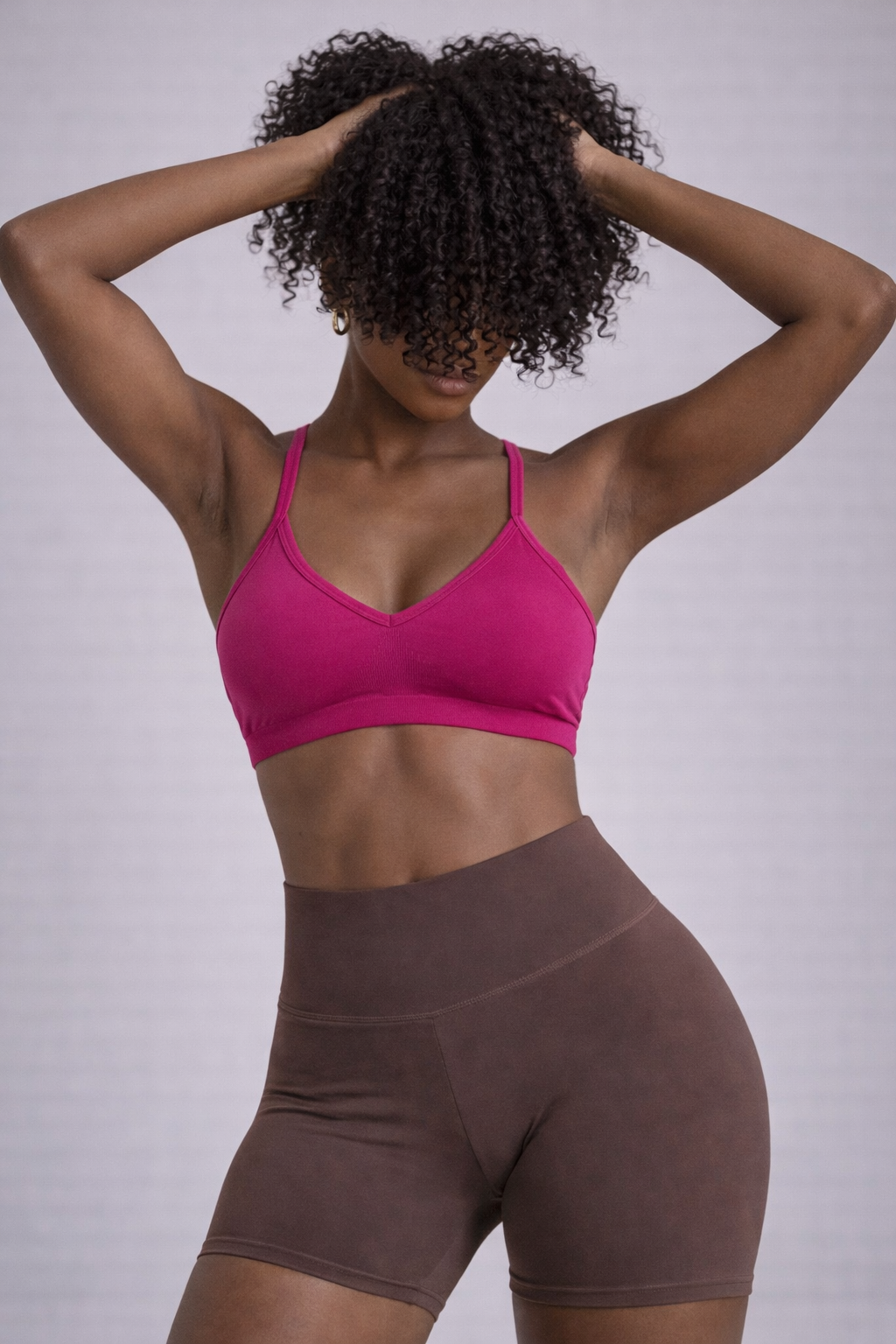 Alliez confort, maintien et style avec ce soutien-gorge de sport seamless, pensé pour accompagner tous vos mouvements.
Son dos croisé élégant met en valeur la silhouette tout en assurant un excellent maintien, idéal pour le sport comme pour le quotidien.