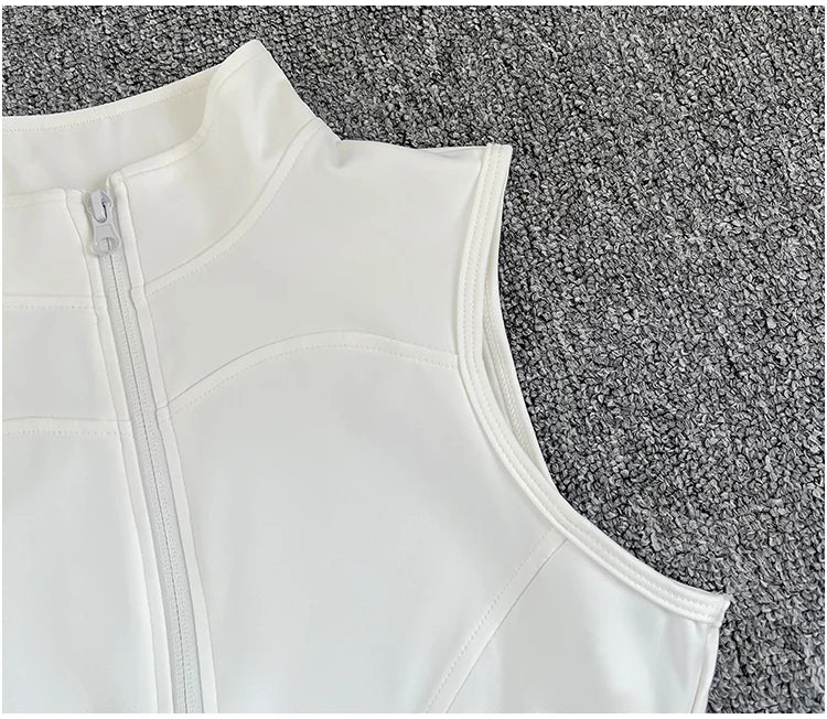 Haut de sport sans manches pour femme, coupe ajustée et élégante. Conçu dans un tissu respirant à séchage rapide, il offre un excellent confort pendant le yoga, le fitness ou toute activité sportive. Son col montant élastique avec fermeture éclair apporte