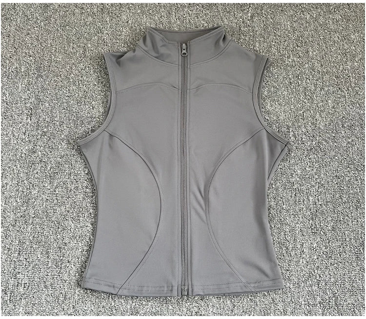 Haut de sport sans manches pour femme, coupe ajustée et élégante. Conçu dans un tissu respirant à séchage rapide, il offre un excellent confort pendant le yoga, le fitness ou toute activité sportive. Son col montant élastique avec fermeture éclair apporte
