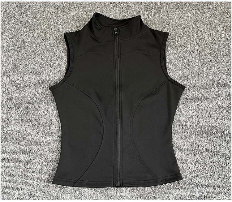 Haut de sport sans manches pour femme, coupe ajustée et élégante. Conçu dans un tissu respirant à séchage rapide, il offre un excellent confort pendant le yoga, le fitness ou toute activité sportive. Son col montant élastique avec fermeture éclair apporte