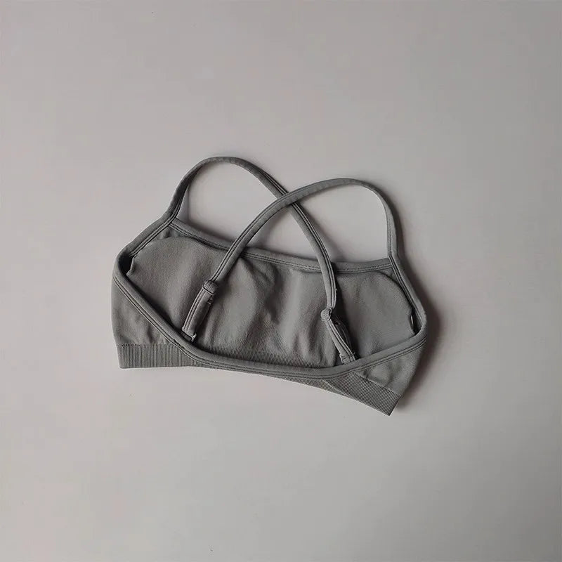 Alliez confort, maintien et style avec ce soutien-gorge de sport seamless, pensé pour accompagner tous vos mouvements.
Son dos croisé élégant met en valeur la silhouette tout en assurant un excellent maintien, idéal pour le sport comme pour le quotidien.