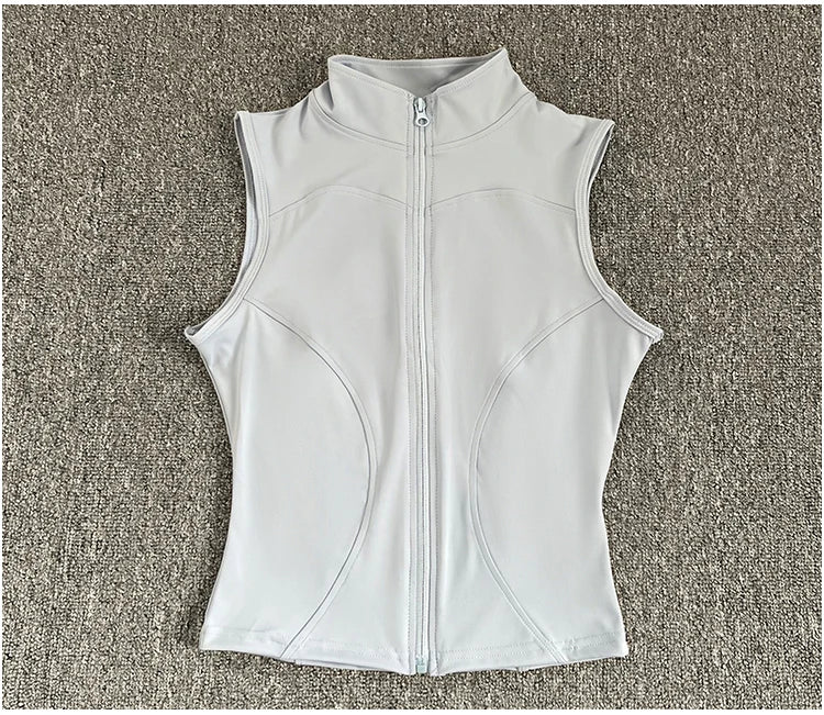 Haut de sport sans manches pour femme, coupe ajustée et élégante. Conçu dans un tissu respirant à séchage rapide, il offre un excellent confort pendant le yoga, le fitness ou toute activité sportive. Son col montant élastique avec fermeture éclair apporte