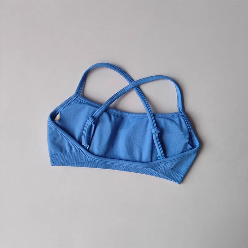 Alliez confort, maintien et style avec ce soutien-gorge de sport seamless, pensé pour accompagner tous vos mouvements.
Son dos croisé élégant met en valeur la silhouette tout en assurant un excellent maintien, idéal pour le sport comme pour le quotidien.