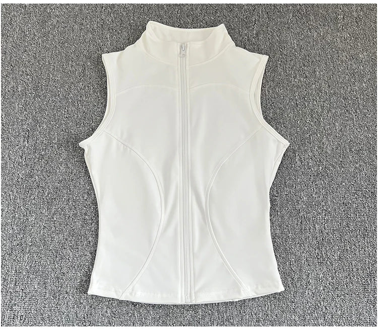Haut de sport sans manches pour femme, coupe ajustée et élégante. Conçu dans un tissu respirant à séchage rapide, il offre un excellent confort pendant le yoga, le fitness ou toute activité sportive. Son col montant élastique avec fermeture éclair apporte