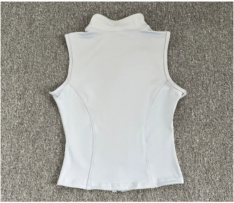 Haut de sport sans manches pour femme, coupe ajustée et élégante. Conçu dans un tissu respirant à séchage rapide, il offre un excellent confort pendant le yoga, le fitness ou toute activité sportive. Son col montant élastique avec fermeture éclair apporte
