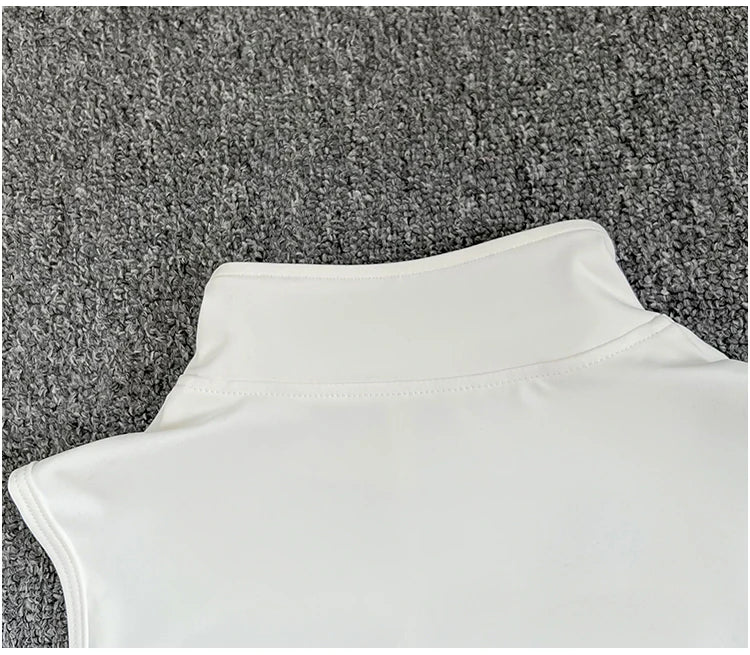 Haut de sport sans manches pour femme, coupe ajustée et élégante. Conçu dans un tissu respirant à séchage rapide, il offre un excellent confort pendant le yoga, le fitness ou toute activité sportive. Son col montant élastique avec fermeture éclair apporte