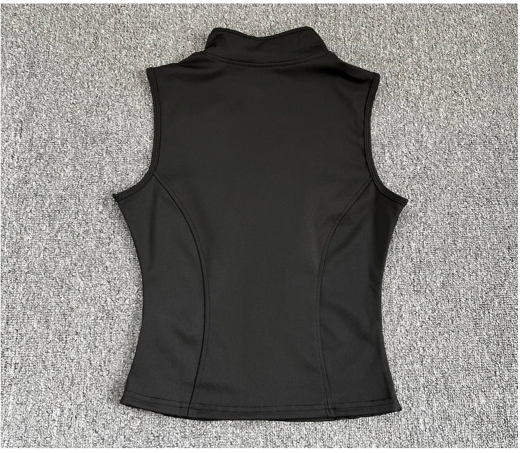 Haut de sport sans manches pour femme, coupe ajustée et élégante. Conçu dans un tissu respirant à séchage rapide, il offre un excellent confort pendant le yoga, le fitness ou toute activité sportive. Son col montant élastique avec fermeture éclair apporte