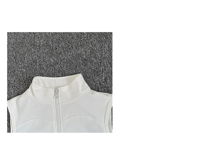 Haut de sport sans manches pour femme, coupe ajustée et élégante. Conçu dans un tissu respirant à séchage rapide, il offre un excellent confort pendant le yoga, le fitness ou toute activité sportive. Son col montant élastique avec fermeture éclair apporte