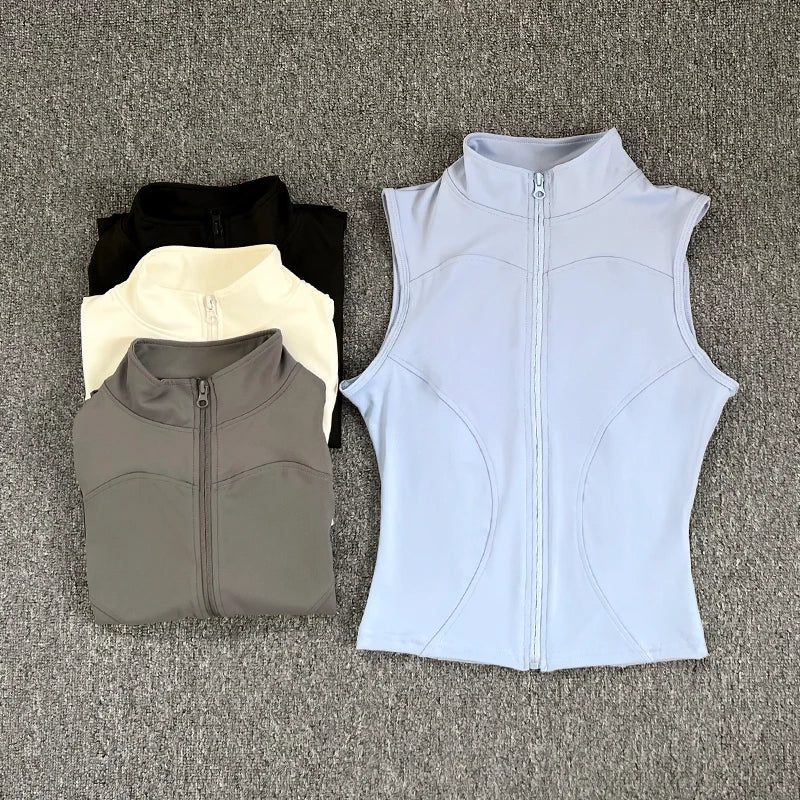 Haut de sport sans manches pour femme, coupe ajustée et élégante. Conçu dans un tissu respirant à séchage rapide, il offre un excellent confort pendant le yoga, le fitness ou toute activité sportive. Son col montant élastique avec fermeture éclair apporte