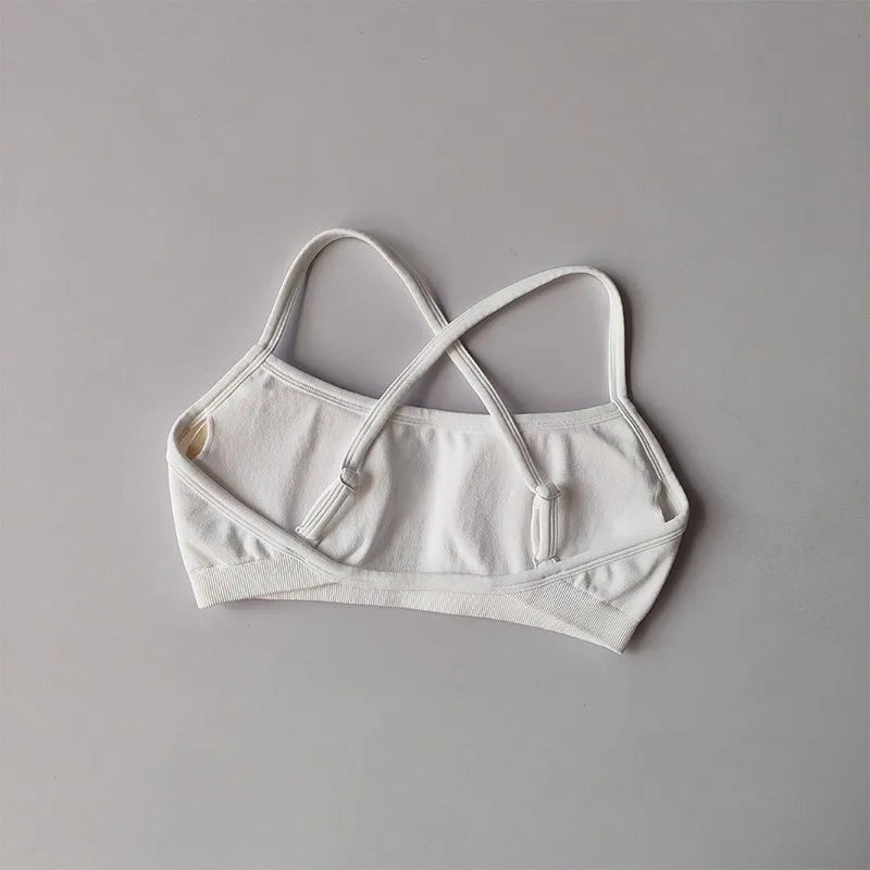 Alliez confort, maintien et style avec ce soutien-gorge de sport seamless, pensé pour accompagner tous vos mouvements.
Son dos croisé élégant met en valeur la silhouette tout en assurant un excellent maintien, idéal pour le sport comme pour le quotidien.