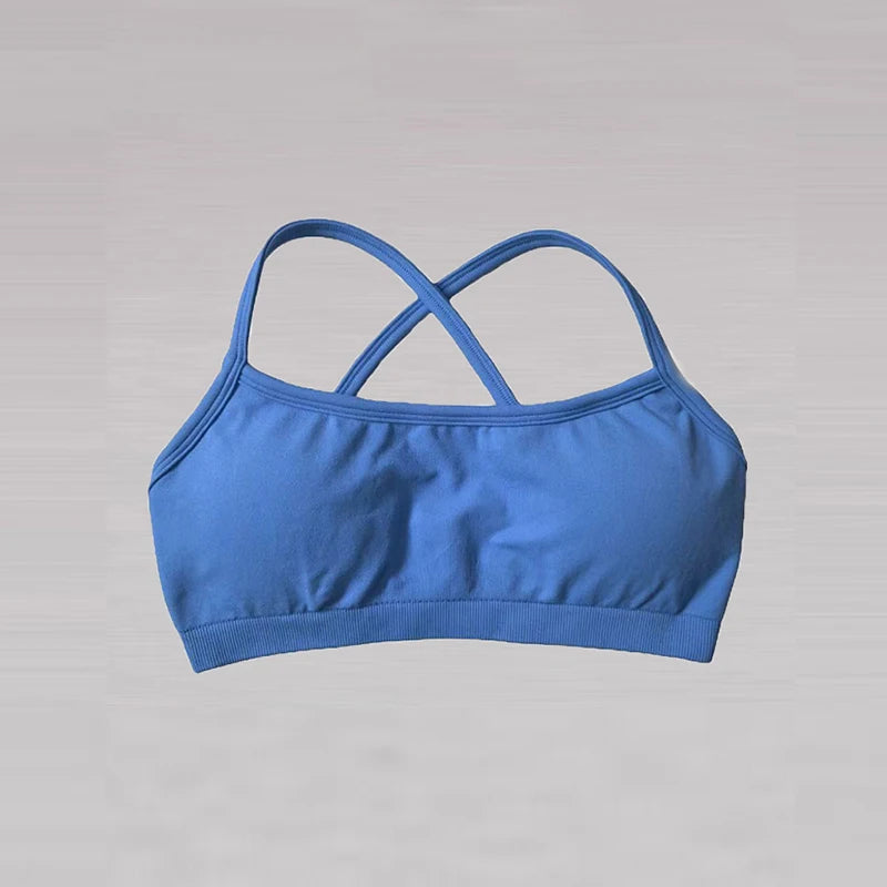 Alliez confort, maintien et style avec ce soutien-gorge de sport seamless, pensé pour accompagner tous vos mouvements.
Son dos croisé élégant met en valeur la silhouette tout en assurant un excellent maintien, idéal pour le sport comme pour le quotidien.