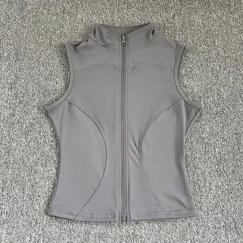 Haut de sport sans manches pour femme, coupe ajustée et élégante. Conçu dans un tissu respirant à séchage rapide, il offre un excellent confort pendant le yoga, le fitness ou toute activité sportive. Son col montant élastique avec fermeture éclair apporte