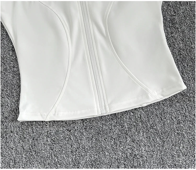 Haut de sport sans manches pour femme, coupe ajustée et élégante. Conçu dans un tissu respirant à séchage rapide, il offre un excellent confort pendant le yoga, le fitness ou toute activité sportive. Son col montant élastique avec fermeture éclair apporte