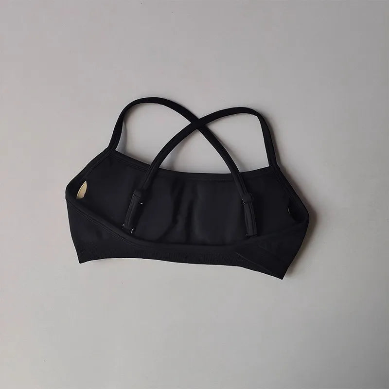 Alliez confort, maintien et style avec ce soutien-gorge de sport seamless, pensé pour accompagner tous vos mouvements.
Son dos croisé élégant met en valeur la silhouette tout en assurant un excellent maintien, idéal pour le sport comme pour le quotidien.