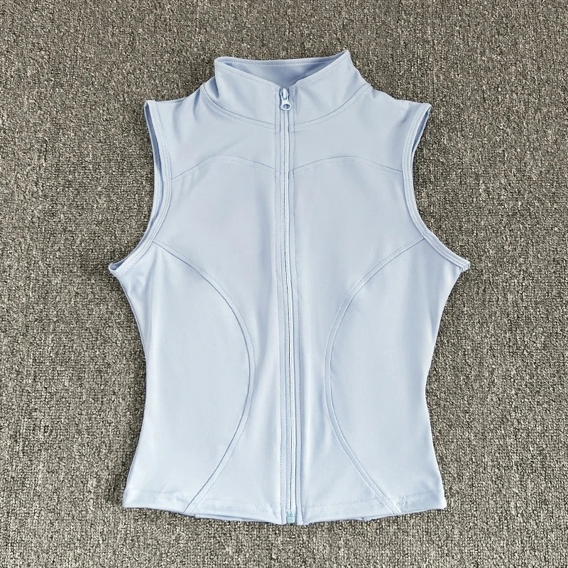 Haut de sport sans manches pour femme, coupe ajustée et élégante. Conçu dans un tissu respirant à séchage rapide, il offre un excellent confort pendant le yoga, le fitness ou toute activité sportive. Son col montant élastique avec fermeture éclair apporte
