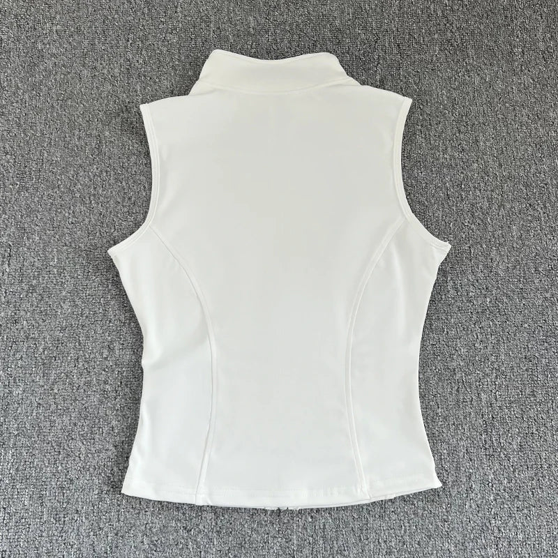 Haut de sport sans manches pour femme, coupe ajustée et élégante. Conçu dans un tissu respirant à séchage rapide, il offre un excellent confort pendant le yoga, le fitness ou toute activité sportive. Son col montant élastique avec fermeture éclair apporte