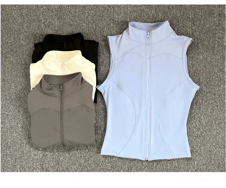 Haut de sport sans manches pour femme, coupe ajustée et élégante. Conçu dans un tissu respirant à séchage rapide, il offre un excellent confort pendant le yoga, le fitness ou toute activité sportive. Son col montant élastique avec fermeture éclair apporte