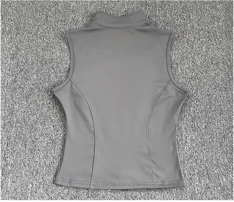 Haut de sport sans manches pour femme, coupe ajustée et élégante. Conçu dans un tissu respirant à séchage rapide, il offre un excellent confort pendant le yoga, le fitness ou toute activité sportive. Son col montant élastique avec fermeture éclair apporte