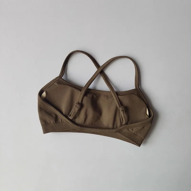 Alliez confort, maintien et style avec ce soutien-gorge de sport seamless, pensé pour accompagner tous vos mouvements.
Son dos croisé élégant met en valeur la silhouette tout en assurant un excellent maintien, idéal pour le sport comme pour le quotidien.