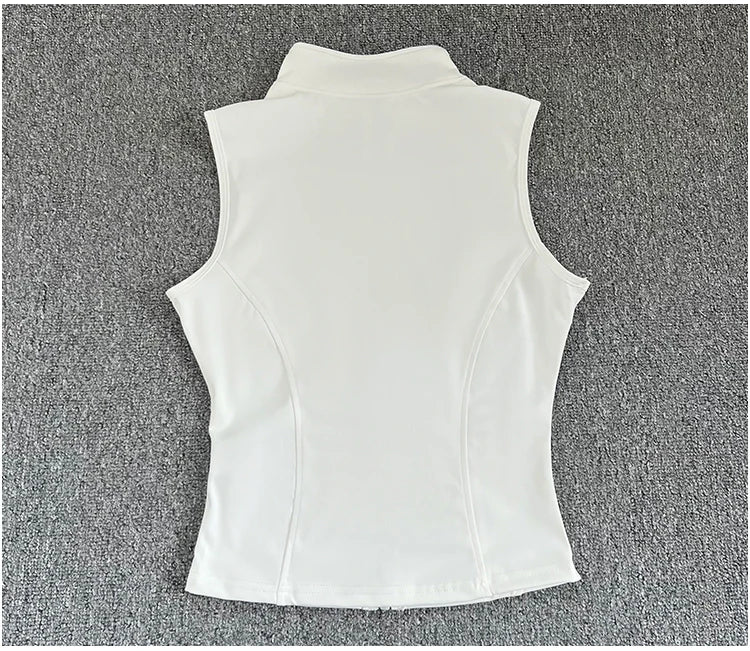 Haut de sport sans manches pour femme, coupe ajustée et élégante. Conçu dans un tissu respirant à séchage rapide, il offre un excellent confort pendant le yoga, le fitness ou toute activité sportive. Son col montant élastique avec fermeture éclair apporte