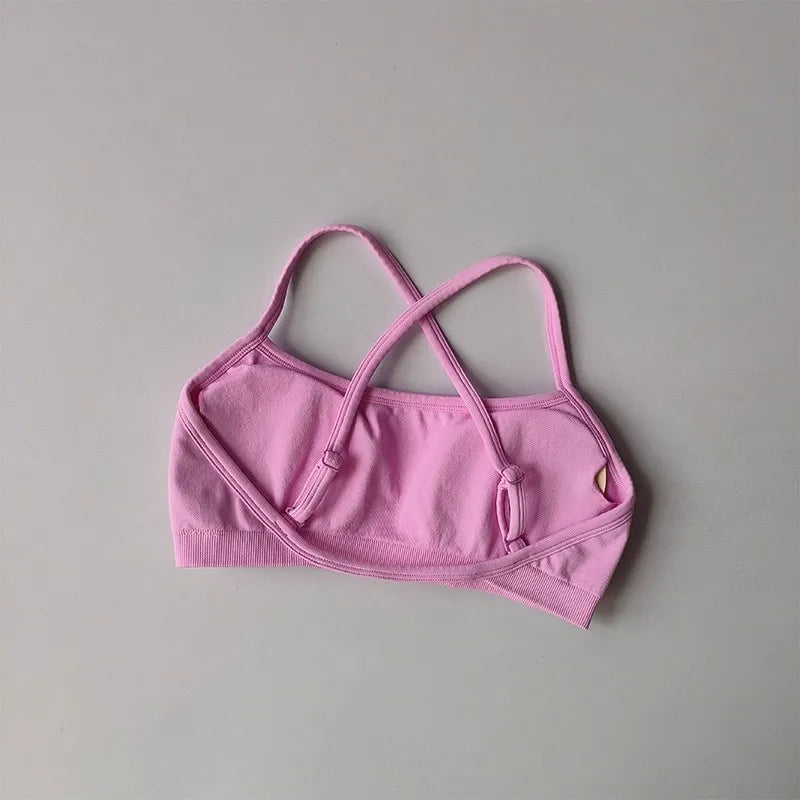 Alliez confort, maintien et style avec ce soutien-gorge de sport seamless, pensé pour accompagner tous vos mouvements.
Son dos croisé élégant met en valeur la silhouette tout en assurant un excellent maintien, idéal pour le sport comme pour le quotidien.