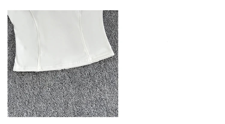 Haut de sport sans manches pour femme, coupe ajustée et élégante. Conçu dans un tissu respirant à séchage rapide, il offre un excellent confort pendant le yoga, le fitness ou toute activité sportive. Son col montant élastique avec fermeture éclair apporte