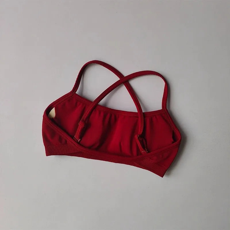 Alliez confort, maintien et style avec ce soutien-gorge de sport seamless, pensé pour accompagner tous vos mouvements.
Son dos croisé élégant met en valeur la silhouette tout en assurant un excellent maintien, idéal pour le sport comme pour le quotidien.