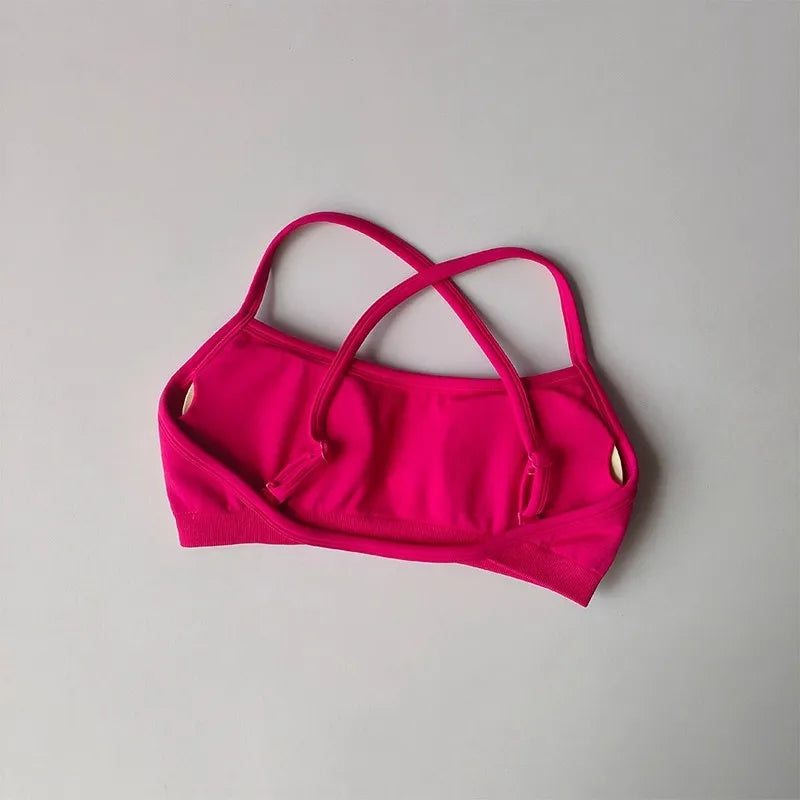Alliez confort, maintien et style avec ce soutien-gorge de sport seamless, pensé pour accompagner tous vos mouvements.
Son dos croisé élégant met en valeur la silhouette tout en assurant un excellent maintien, idéal pour le sport comme pour le quotidien.