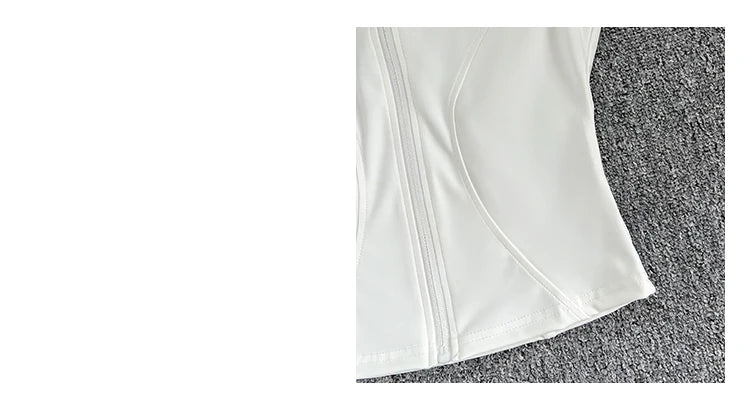 Haut de sport sans manches pour femme, coupe ajustée et élégante. Conçu dans un tissu respirant à séchage rapide, il offre un excellent confort pendant le yoga, le fitness ou toute activité sportive. Son col montant élastique avec fermeture éclair apporte