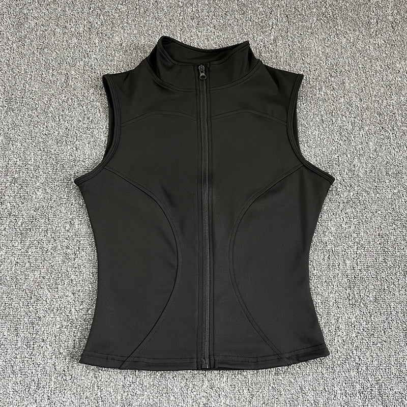 Haut de sport sans manches pour femme, coupe ajustée et élégante. Conçu dans un tissu respirant à séchage rapide, il offre un excellent confort pendant le yoga, le fitness ou toute activité sportive. Son col montant élastique avec fermeture éclair apporte